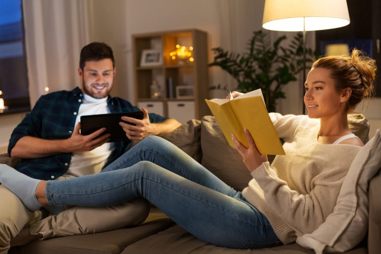 Mann und Frau entspannen auf der Couch im Smart Home