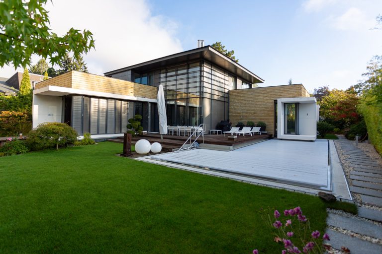 Nexi Home Moderne KNX Smart Home Villa mit Pool und Garden von NexiHome